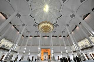 El papa visitó la Gran Mezquita de Argel y afirmó que se puede "construir un mundo de paz"