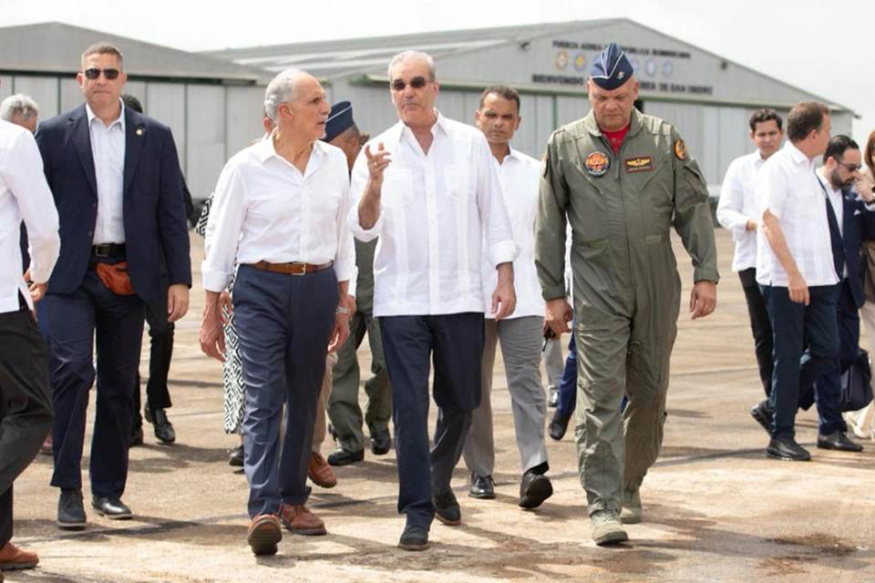 El presidente dominicano muestra a su colega de Honduras el muro fronterizo con Haití