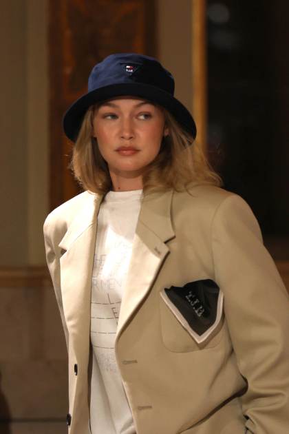 Tommy Hilfiger convierte el Hotel Plaza en su pasarela y pasea al perro de Taylor y Travis