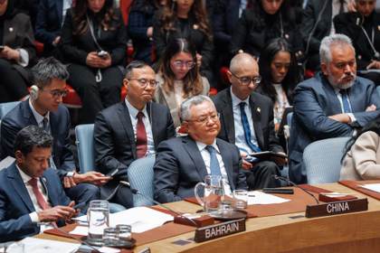 China califica de "descarada" la ofensiva contra Irán y pide reanudar negociaciones