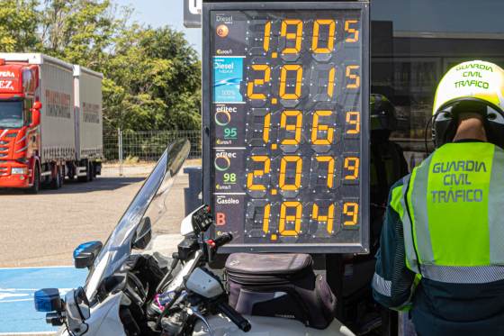El brent baja más del 3 % y se sitúa en los 105 dólares el barril