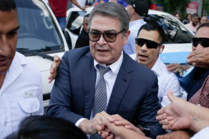 Juez cierra el caso por fraude y lavado contra expresidente de Honduras indultado en EEUU