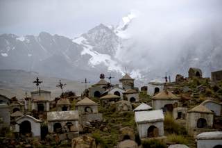 Ascenso a casi 5 mil metros entre acueductos de agua glaciar cautiva a turistas en Bolivia