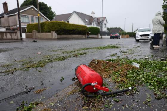 Poca gente y ánimos caldeados en las calles donde estalló la violencia en Belfast