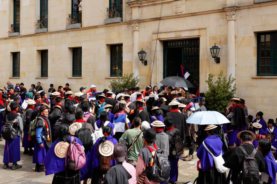 Centenares de indígenas protestan en Bogotá por decisiones del Gobierno sobre sus tierras