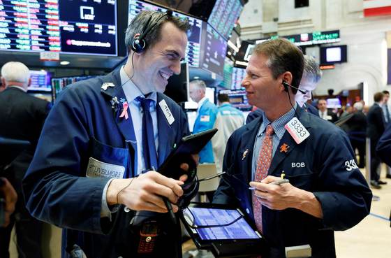 Wall Street abre en verde con incertidumbre sobre el tránsito de buques en Ormuz