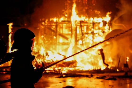 València lanza al mundo un grito colectivo contra las guerras en sus Fallas más pacifistas