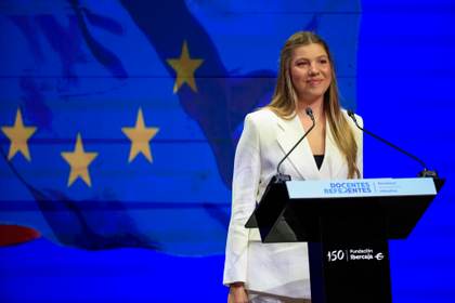 La infanta Sofía de España pide en su primer discurso reconocimiento para los docentes