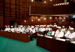 El Parlamento birmano, dominado por el Ejército, elige a un Gobierno copado por militares