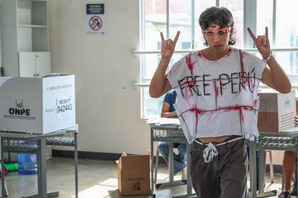 El desencanto de los jóvenes se pone a prueba en las elecciones de Perú, Colombia y Brasil