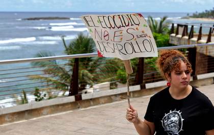 Miles protestan en Puerto Rico contra proyecto turístico-residencial en la costa suroeste