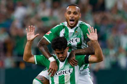 2-1. El Betis sigue lanzado ante un Málaga que no se rindió, pero sigue sin ganar