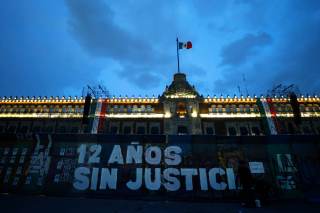 Familias de los 43 de Ayotzinapa marchan en México tras 12 años de la desaparición