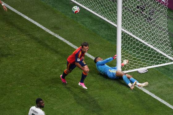 Oyarzabal supera a Butragueño e iguala a Morientes como séptimo goleador con España