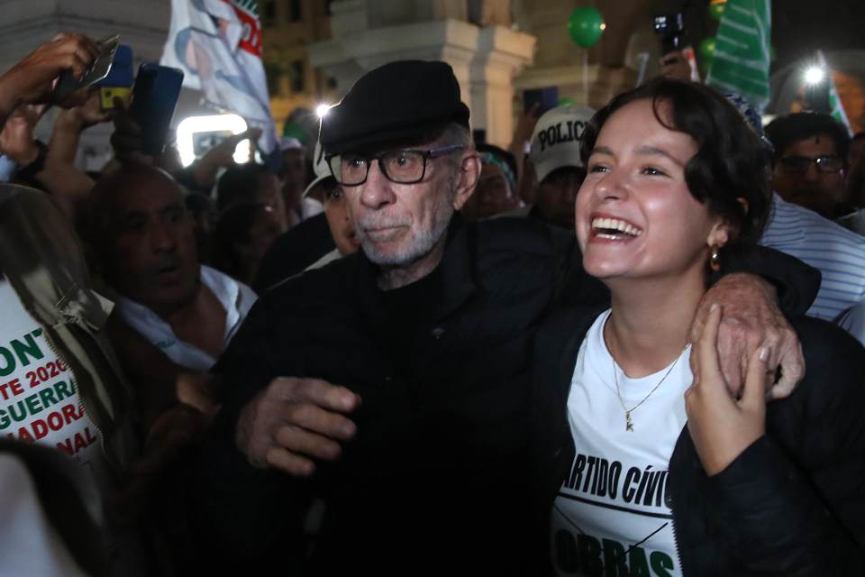 El candidato presidencial peruano Ricardo Belmont está "muy bien" de salud, afirma esposa