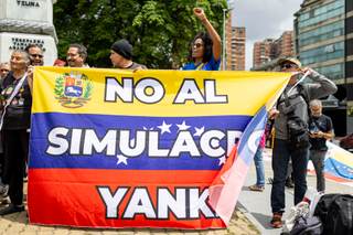 "Es una injerencia", chavistas protestan en rechazo a ejercicio de EE.UU. en Caracas