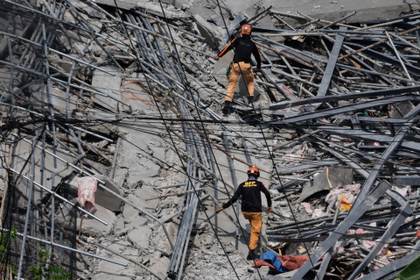 Tres muertos y 17 desaparecidos tras derrumbe de edificio en construcción en Filipinas