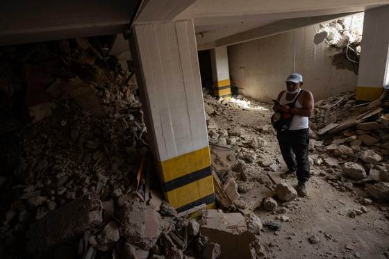 Los venezolanos lideran la búsqueda entre los escombros de desaparecidos en el terremoto