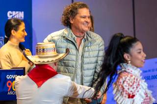 Carlos Vives defiende a los inmigrantes en EE.UU. y reivindica su "orgullo hispano"