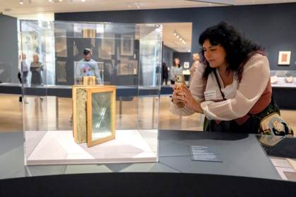 El libro surrealista en el MoMA: arte, erotismo, clandestinidad y resistencia al fascismo
