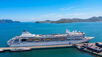 Unos 200 pasajeros de Europa y América desembarcados de crucero sin combustible en Camboya