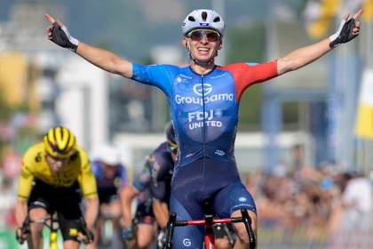 Romain Grégoire sobrevive a la embestida final de Pogacar y gana desde la fuga
