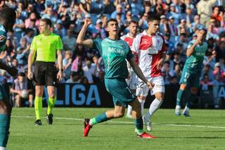 3-4. El Alavés se aleja del descenso con una épica remontada