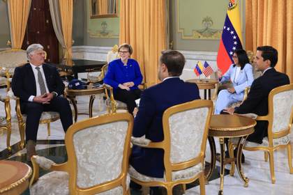 Delcy Rodríguez recibe en Caracas a delegación del Comité de Exteriores del Senado de EEUU