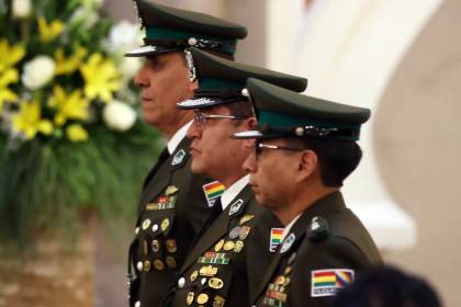 Rodrigo Paz encarga a nuevos mandos policiales combatir el "narcoterrorismo" en Bolivia
