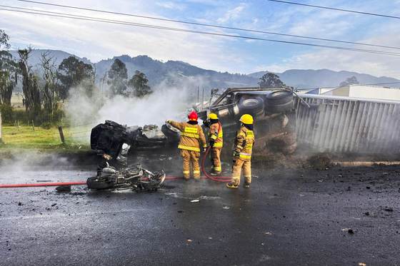 Cuatro muertos y 21 heridos deja un aparatoso accidente en un peaje del centro de Colombia
