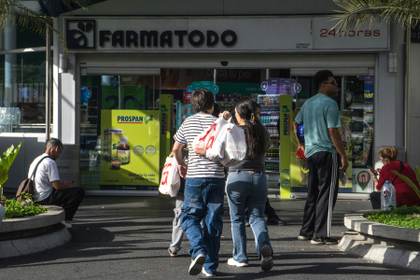 Caraqueños se abastecen de insumos básicos en mercados y de gasolina tras terremotos