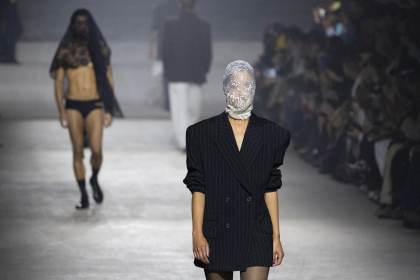 Louis Gabriel Nouchi cambia París por la 080 Barcelona con un desfile homenaje a Almodóvar