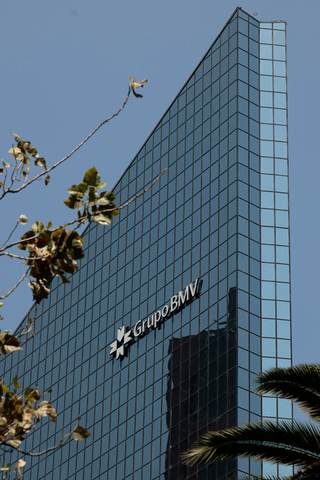 La Bolsa mexicana retrocede 0,9 %, liga seis cierres en rojo y baja a 64.821,61 unidades