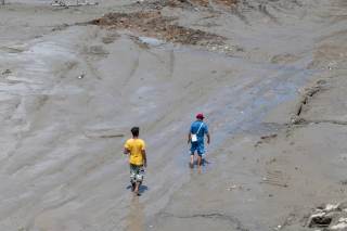China pausa rescate en puesto fronterizo con Nepal por desborde de lago formado tras riada