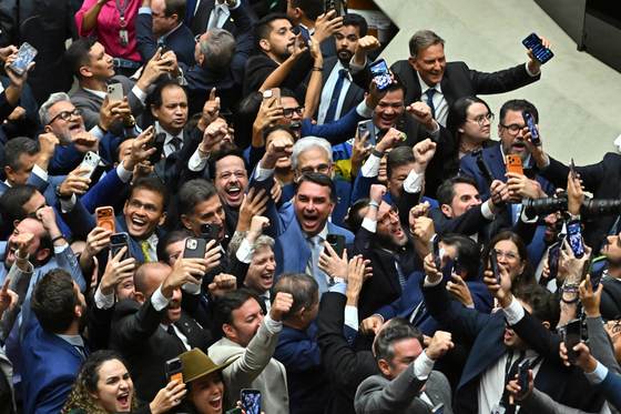 Flávio Bolsonaro celebra reducción de condenas a "perseguidos" por los ataques de Brasilia