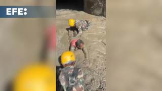 Nepal rescata de un túnel hidroeléctrico a varios supervivientes de la riada