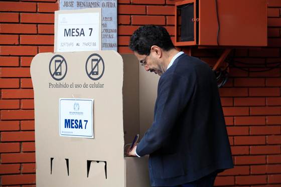 El izquierdista Cepeda vota confiado en lograr la remontada en las elecciones en Colombia