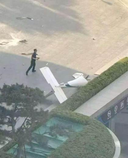 Se estrella una avioneta contra el edificio más alto de Pekín