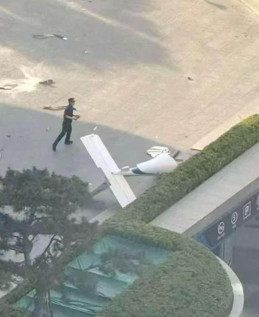 Se estrella una avioneta contra el edificio más alto de Pekín