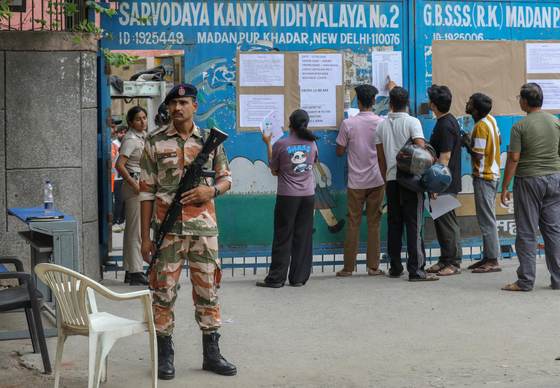 Millones repiten en India un examen filtrado, entre protestas y polémico veto a Telegram