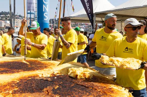 Sanxenxo (Pontevedra) lleva a su sartén gigante el reto de la tortilla más grande del mundo