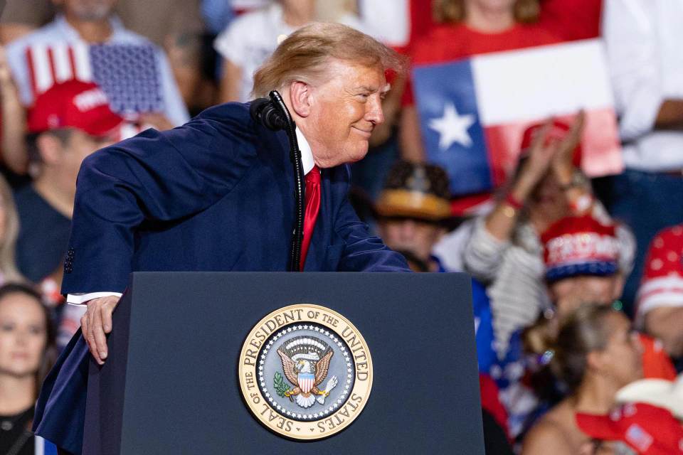 Manifestantes interrumpen a Trump dos veces durante un mitin en Texas