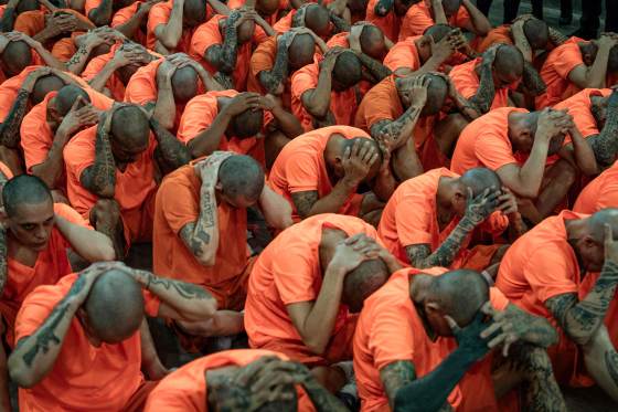 Rapados y con uniformes naranja, Costa Rica comienza el traslado de presos a su megacárcel