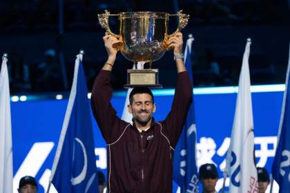 Djokovic corona su regreso a Pekín y Muchova sobrevive a Osaka