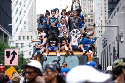 Manhattan se tiñe de naranja y azul en el multitudinario desfile de los Knicks