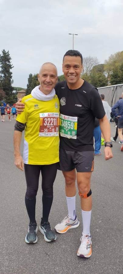 Un cardenal francés corre el maratón de Roma entre miles de atletas de todo el mundo