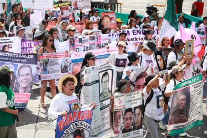 Familias recuerdan en Ciudad de México a sus desaparecidos con fotos y fichas de búsqueda