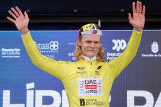 Julius Johansen sorprende en la crono; Romeo pincha y se despide de la general