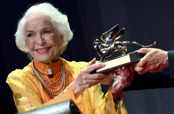 Ellen Burstyn, una legendaria y conmovida 'Leona de Oro' en Venecia
