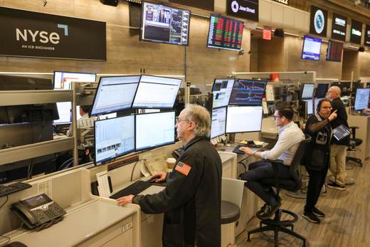 Wall Street comienza la semana en verde y sus principales índices suben alrededor del 1 %